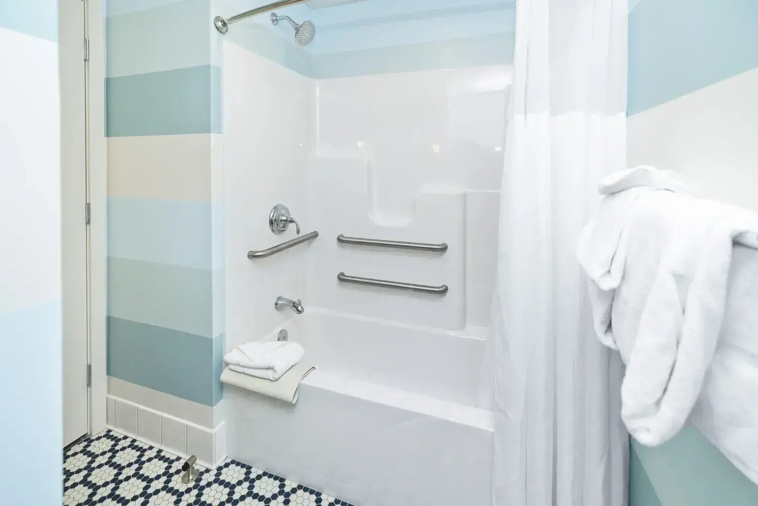 Atrium 2 Queens  Bathroom 3